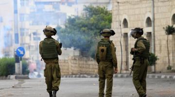 جنديان صهاينة يتعرضان للضرب "لأنهما يشبهان العرب"