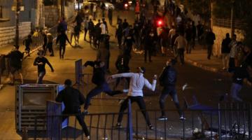 إصابة شاب واعتقال 10 مواطنين بالضفة والقدس المحتلتين