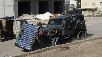 إصابة طفل بجراح خطرة دهسه جيب عسكري للعدو بالخليل