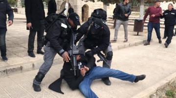الاحتلال يعتدي على المصلين ويستولي على وجبات الإفطار بالقدس المحتلة 