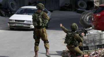 "هآرتس": الشاباك يستهدف ركب الشبان الفلسطينيين لشلهم