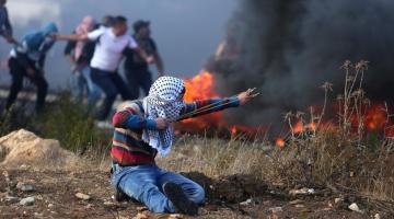 العدو يستهدف مجموعتين من المتظاهرين شرق دير البلح وغزة