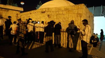 مواجهات خلال اقتحام مئات المستوطنين لـ"قبر يوسف"