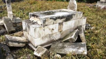 تحطيم شواهد قبور