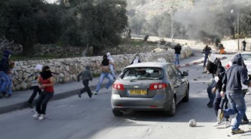 إصابة مستوطنين اثنين رشقا بالحجارة شرق قلقيلية