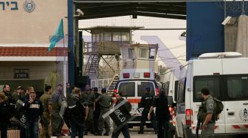 العدو يفرض الحبس المنزلي على مقدسية ونجلها