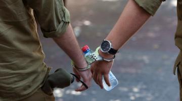 إقصاء ضابطين برتبة رائد من منصبهما لتنكيلهما بجندي