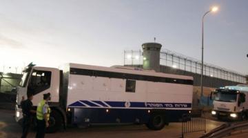 إدارة سجن النقب تنقل الأسرى المضربين لأقسام العزل