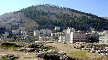 "اريئيل" يعد المستوطنين بفتح جبل عيبال لهم