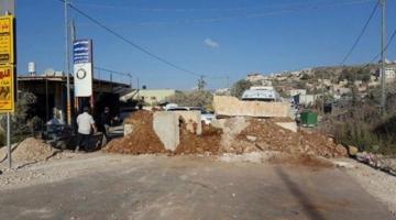 الاحتلال يغلق مدخل ماعين شرق يطا بالسواتر الترابية