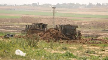 آليات العدو تتوغل داخل أراضي المواطنين شرق المغازي