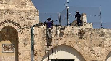 الاحتلال يُركب سماعات وأجهزة إلكترونية عند باب الأسباط بالأقصى