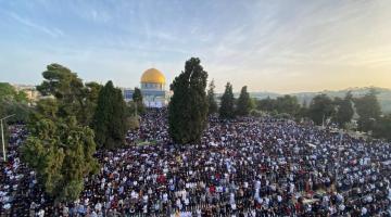 50 ألفًا يؤدون صلاة الجمعة برحاب الأقصى