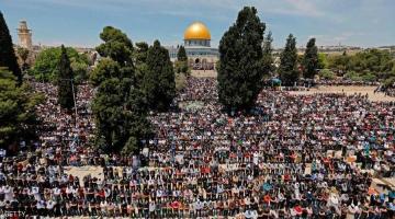 آلاف المواطنين يؤدون صلاة الجمعة في رحاب المسجد الأقصى