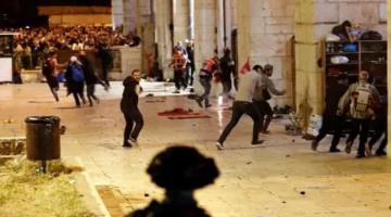 قوات الاحتلال تجدد اعتداءها على المعتكفين في المسجد الأقصى