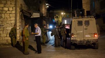 العدو يشن حملة اعتقالات ومداهمات بالضفة والقدس 