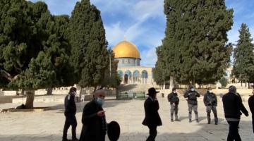 عشرات المستوطنين يقتحمون الأقصى