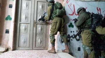 الاحتلال يشن حملة اعتقالات ومداهمات بالضفة والقدس 