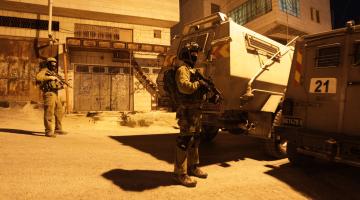 الاحتلال يداهم منزلين بالقدس ويعبث بمحتوياتهم