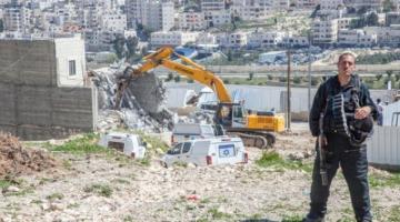 الاحتلال يصيب شاباً ويهدم غرفة سكنية وبركسات ببيت لحم