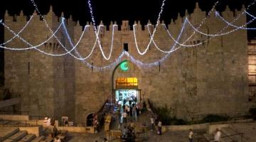 القدس تنفض غبار الاحتلال وتتزين لاستقبال رمضان