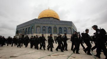 استنفار في الأقصى لمنع الاحتلال من إدخال غرفة متنقلة للمسجد