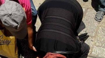 والدة الشهيد مهند الحلبي تُقبل مكان استشهاده بالقدس