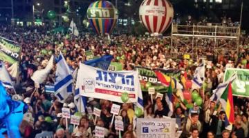 آلاف الصهاينة يتظاهرون "بتل أبيب" لتغيير نتنياهو