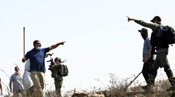 مزارعون يتصدون لمستوطنين اقتحموا أرضهم جنوب بيت لحم