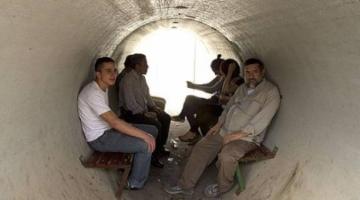 بالصور.."أنابيب الصرف" مخبأ المغتصبين من صواريخ السرايا