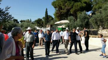 مستوطنون يجددون اقتحامهم لباحات الأقصى