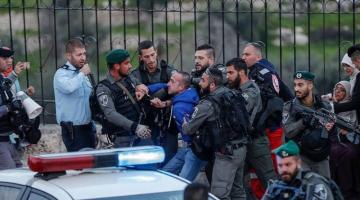 الاحتلال يعتقل خمسة شبان من باب العمود