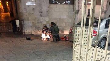 إصابة حرجة لمستوطن بعملية طعن بالقدس وانسحاب المنفذ