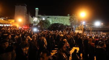 آلاف المواطنين يصلّون الفجر في الأقصى والإبراهيمي