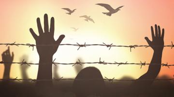 الزعانين: حرمان الأسرى المرضى من العلاج قرار بقتلهم