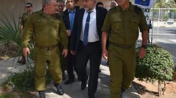 ليبرمان: ندرس إدخال عمال من قطاع غزة