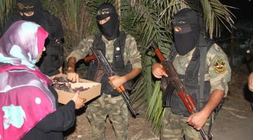 صور.. عائلة الشهيد باسل الطلاع تزور المرابطين بذكرى البنيان المرصوص