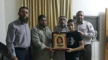 وفد من الجهاد يكرم عائلة الشهيد نعمان طحاينة بذكراه