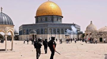قوات الاحتلال تبعد ناشطين عن الأقصى