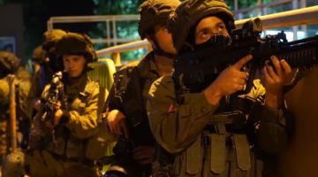 استشهاد مسنة واعتقال 35 مواطناً بمداهمات واسعة بالضفة