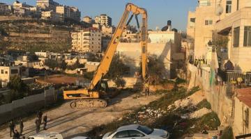 الاحتلال يهدم منزلين بجبل المكبر ويشرد 14 فرداً