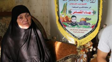 والدة الأسير بهاء القصاص تحلم بمعانقته حراً طليقاً قبل موتها