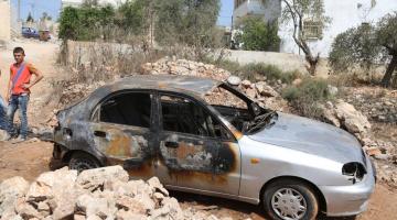 مستوطنون يحرقون سيارتين ويخطون شعارات عنصرية في القدس