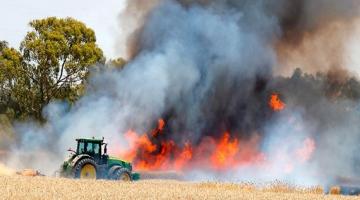 هآرتس: الطائرات الورقية الحارقة أكبر ورقة ضغط على "نتنياهو"
