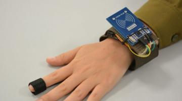 جيش الاحتلال يطوّر ساعة ذكية لإنقاذ جنوده الجرحى