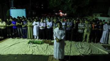 صور.. الجهاد تقيم صلاة التراويح نصرةً للشيخ خضر عدنان بغزة