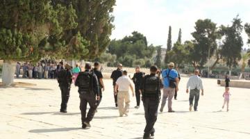 مستوطنون وجنود صهاينة يقتحمون الأقصى