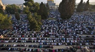 الآلاف يؤدون صلاة الجمعة في المسجد الأقصى 