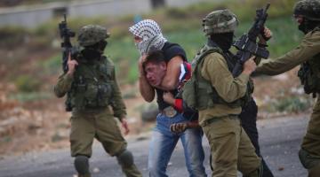 الاحتلال يعتقل شابين بعد إصابة أحدهما بالرصاص قرب رام الله