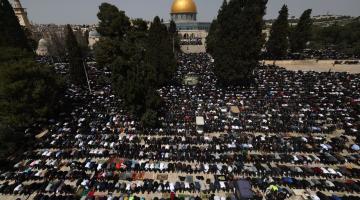 100 ألف مصل يؤدون صلاة الجمعة الأولى من رمضان في المسجد الأقصى